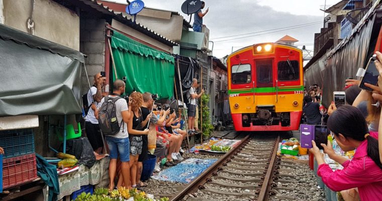 El increíble mercado sobre las vías del tren en Tailandia