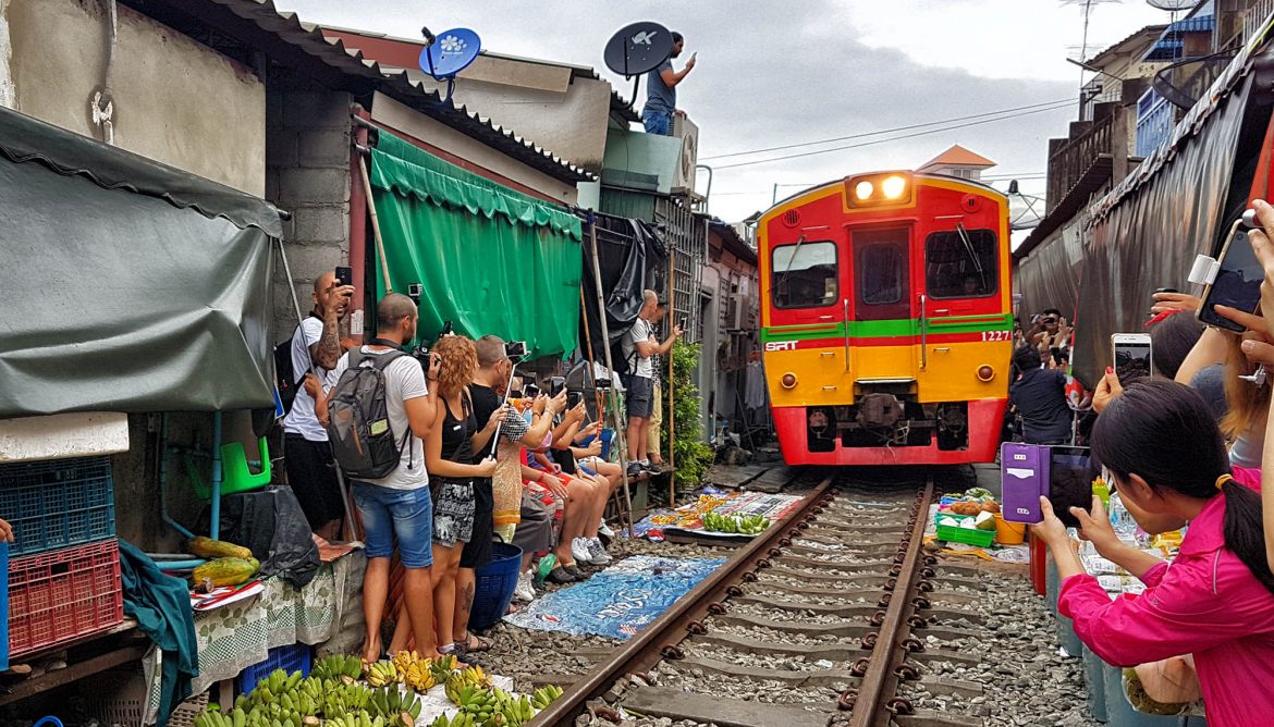 El increíble mercado sobre las vías del tren en Tailandia
